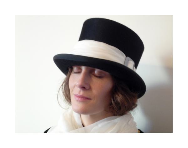 Fotografia de Madame Bovary, amb Belén Fabra, i figurins del muntatge