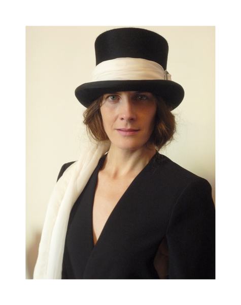 Fotografia de Madame Bovary, amb Belén Fabra, i figurins del muntatge
