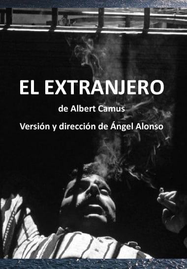 Cartell d'El extranjero amb el rostre d'un home ajagut sota un cel blanc