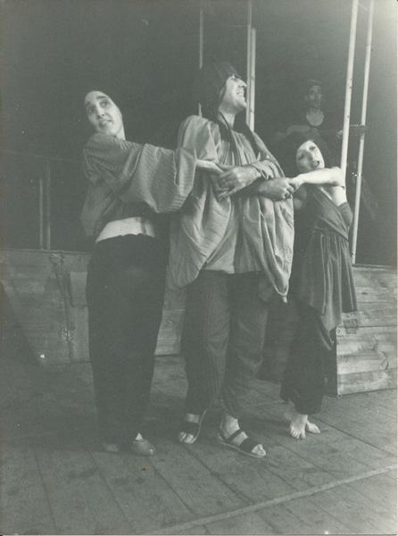 Pàgina d'àlbum amb fotografies d'Historias de santas y dragones, 1978