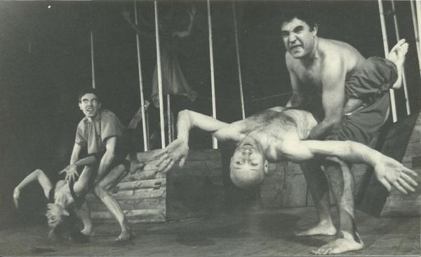 Pàgina d'àlbum amb fotografies d'Historias de santas y dragones, 1978