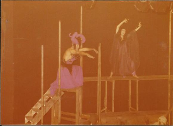 Pàgina d'àlbum amb fotografies d'Historias de santas y dragones, 1978