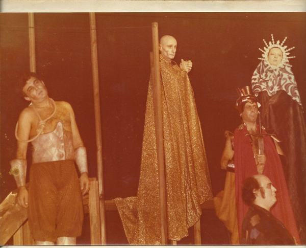 Pàgina d'àlbum amb fotografies d'Historias de santas y dragones, 1978